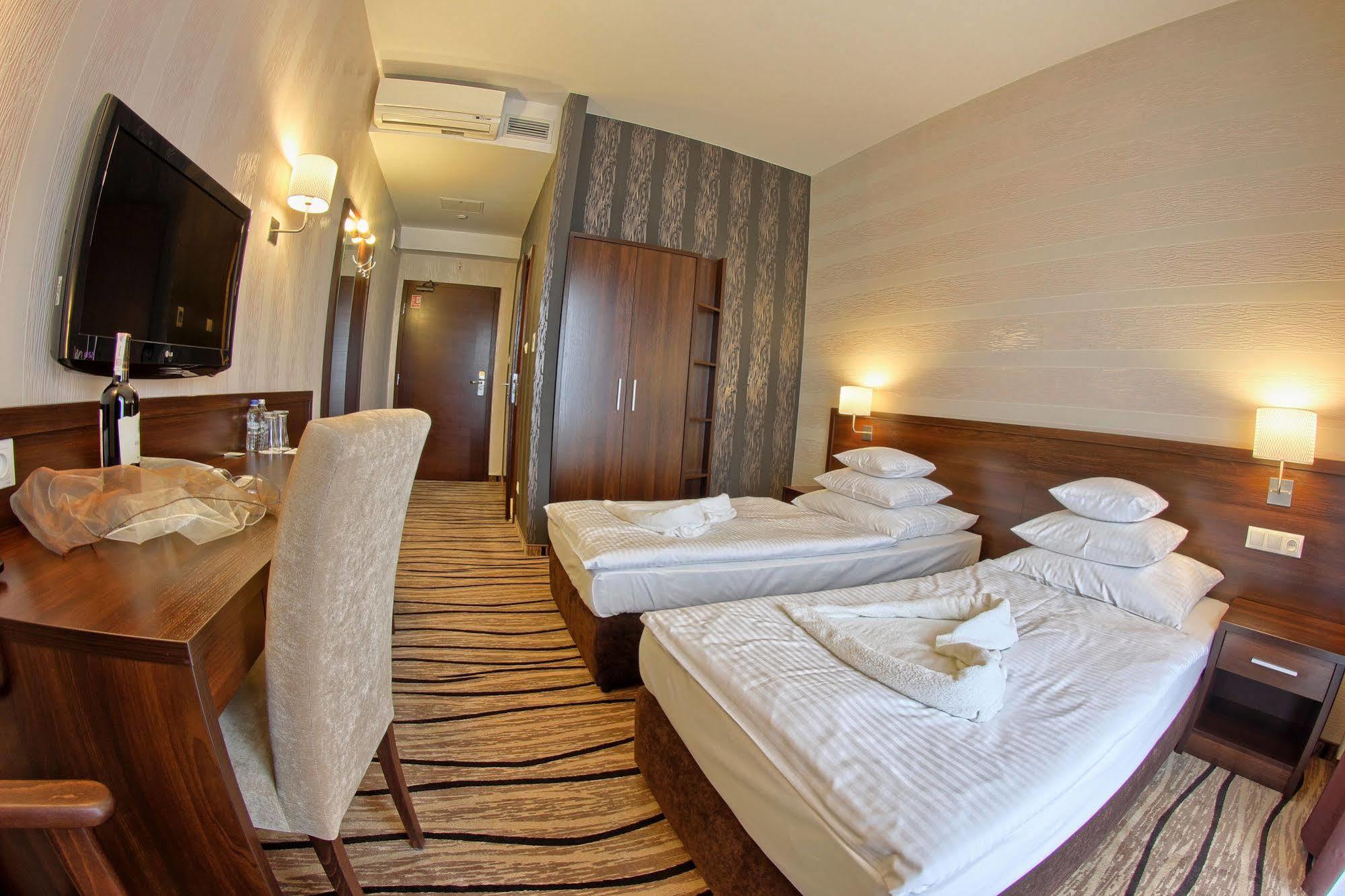 Hotel Arkas Proszkow Exterior photo